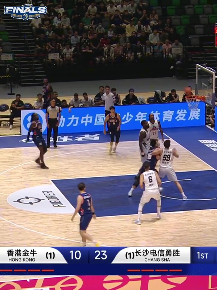 克羅斯頻頻在內線(xiàn)打成 為球隊貢獻出18分6籃板5助攻的亮眼成績(jì)！