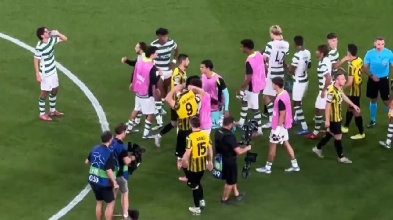 未來(lái)切爾西隊友昆代和薩特帕耶夫歐冠賽后進(jìn)行問(wèn)候，后者贈送球衣