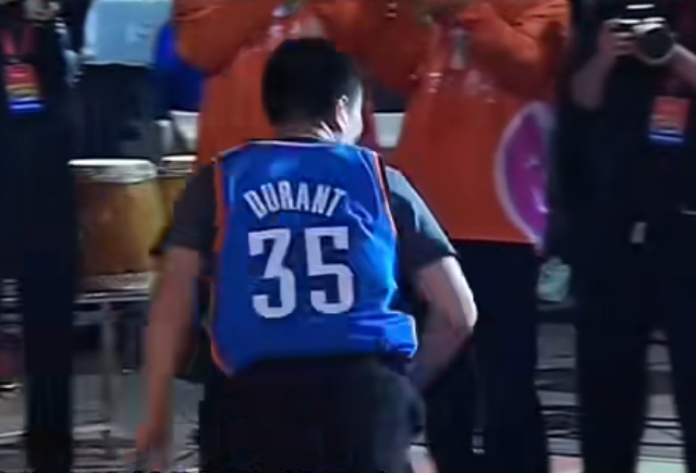 嚴父型球迷！徐靜雨場(chǎng)上怒換杜蘭特雷霆球衣 追夢(mèng)一旁鼓掌大笑