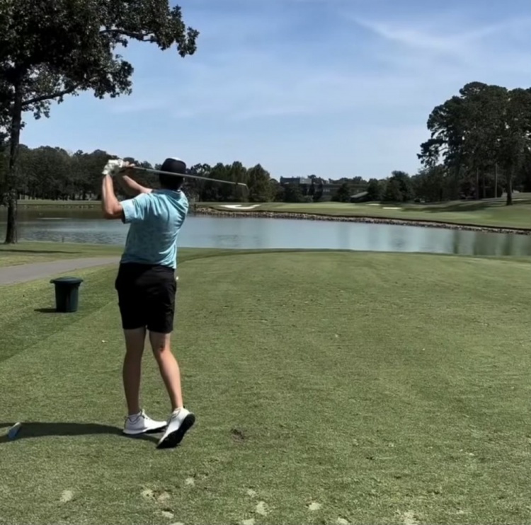 詹姆斯能在高爾夫上打爆你？里夫斯：我愛(ài)老詹 但這絕不會(huì )發(fā)生