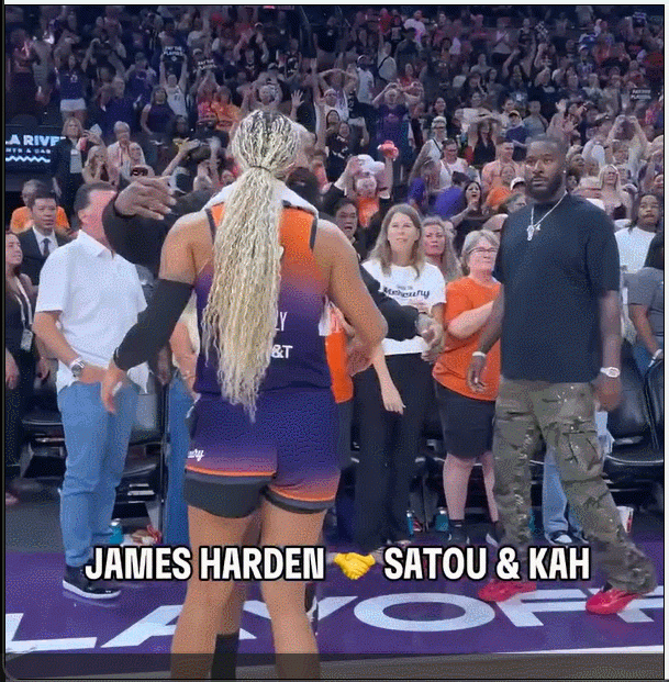 左擁右抱的！哈登觀(guān)戰菲尼克斯水星 與薩巴利和庫珀相擁慶祝