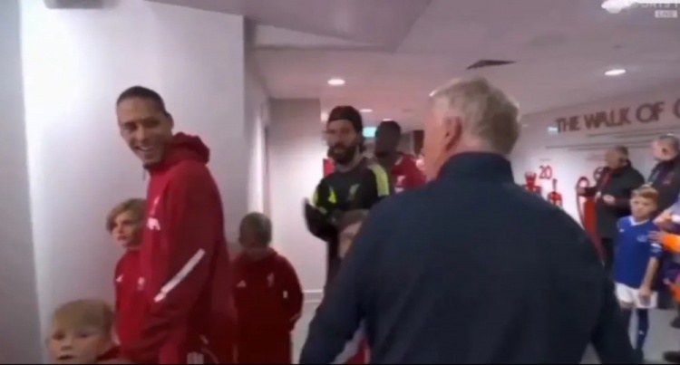 英媒：莫耶斯賽前就與主裁判發(fā)生激烈交談，范迪克在一旁大笑