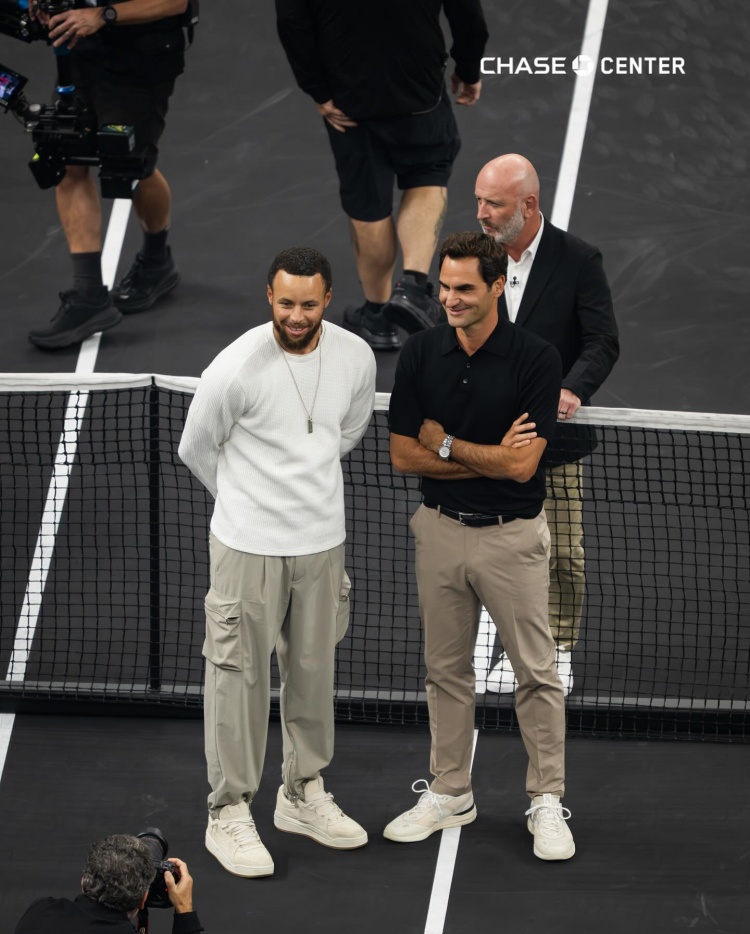 勇士官方曬庫里與費德勒合影：黑色球場(chǎng)上的兩位傳奇??