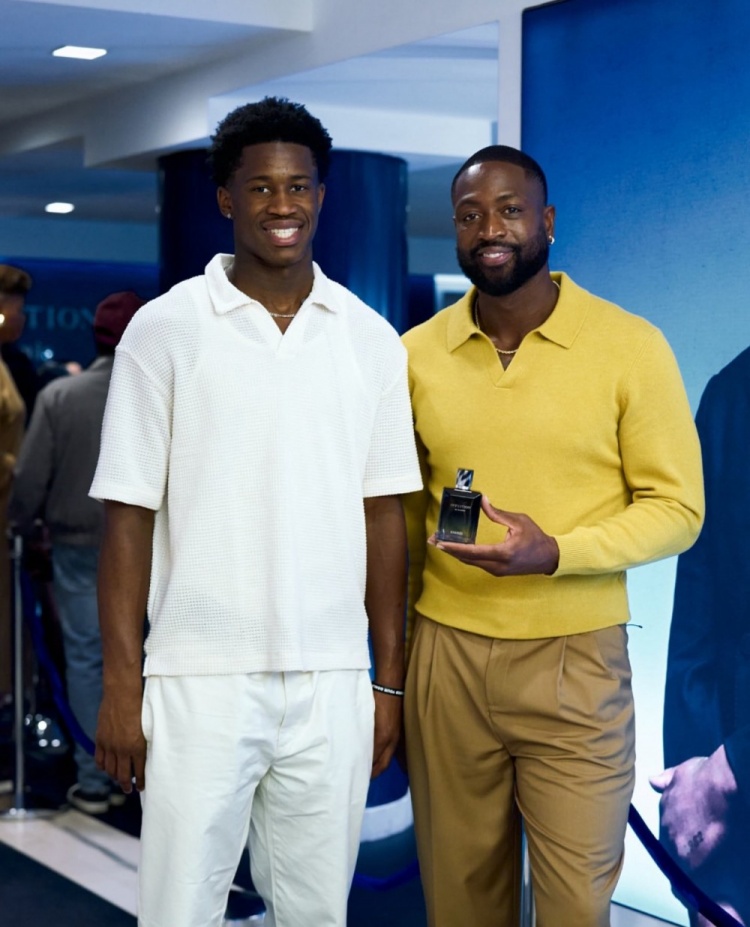 表情略顯拘謹！76人探花埃奇庫姆與韋德參加活動(dòng)并合影