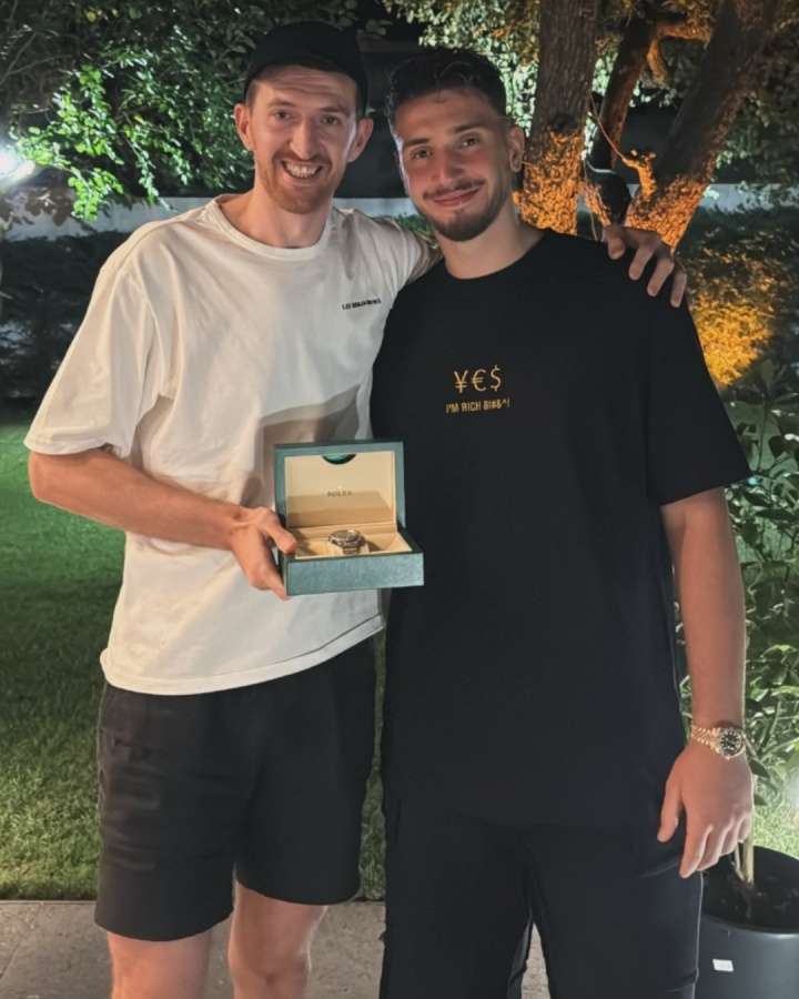 五年1.85億即將生效！申京贈送勞力士 胸前寫(xiě)著(zhù)：我老富了