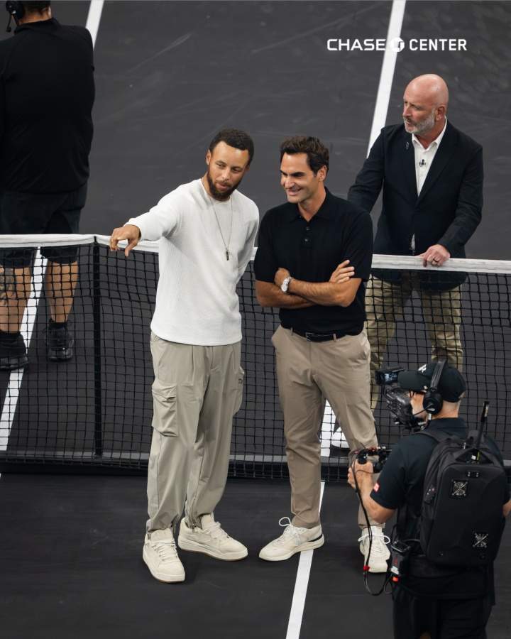 都好帥！庫里與費德勒合影 還對著(zhù)大通中心某處指指點(diǎn)點(diǎn)~