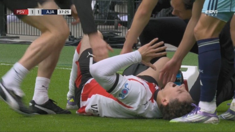 疑似重傷！小范博梅爾上半場(chǎng)被擔架抬下，其父親和祖父現場(chǎng)觀(guān)戰