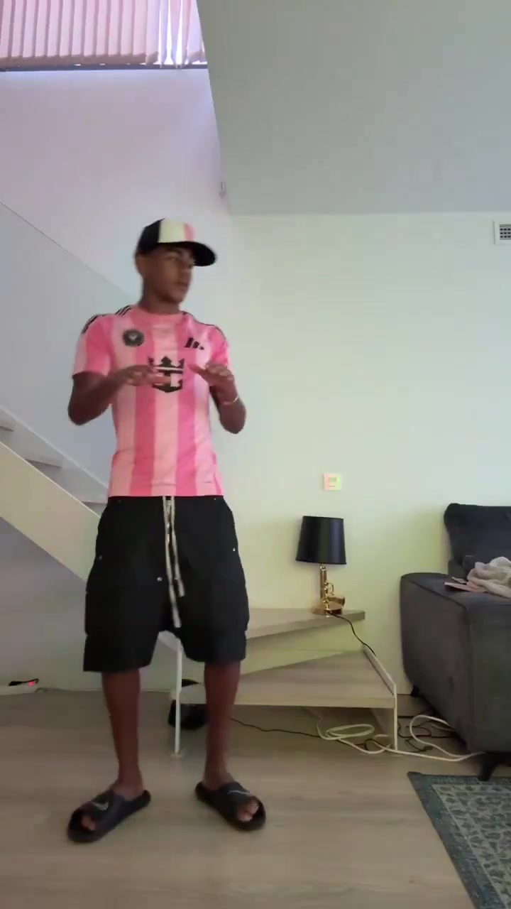 ??致敬？亞馬爾社媒曬視頻跳尬舞，身穿梅西的邁阿密?chē)H球衣