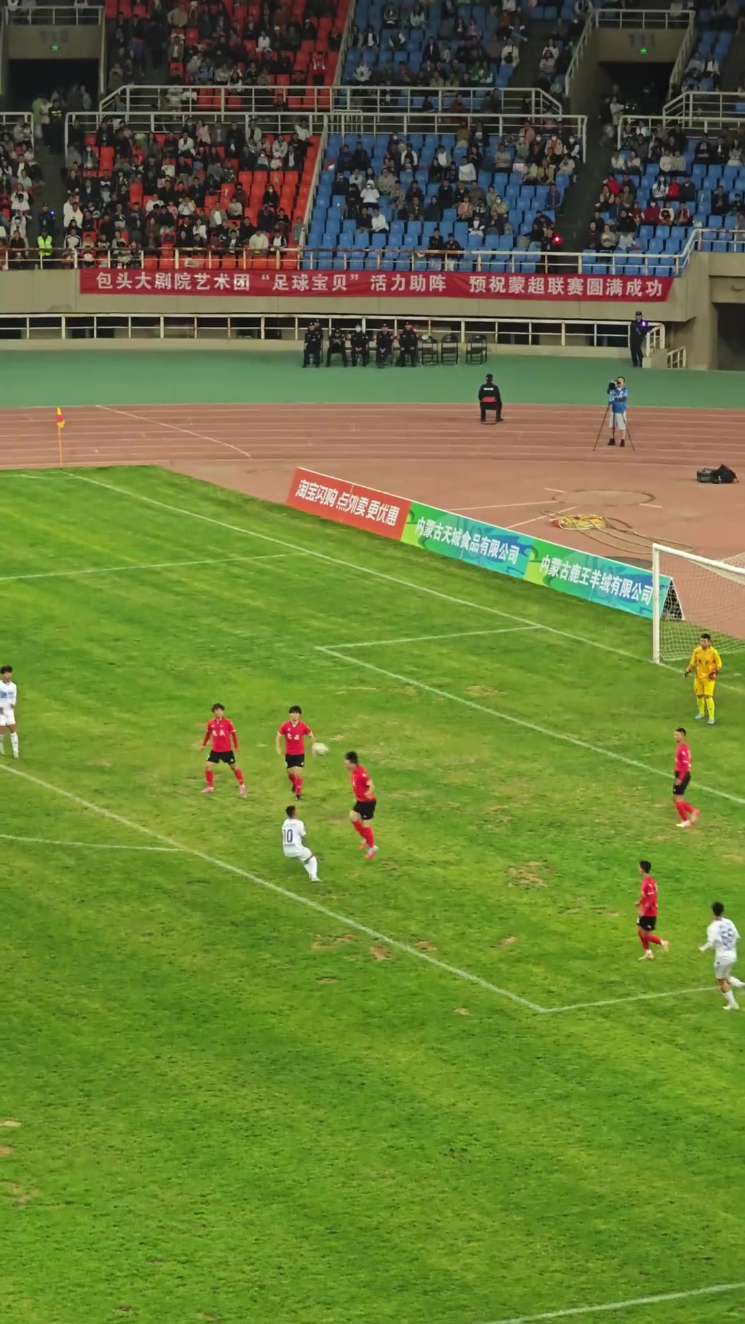 “蒙超”通遼隊39號球員連續解圍失誤，送對手1V5破門(mén)