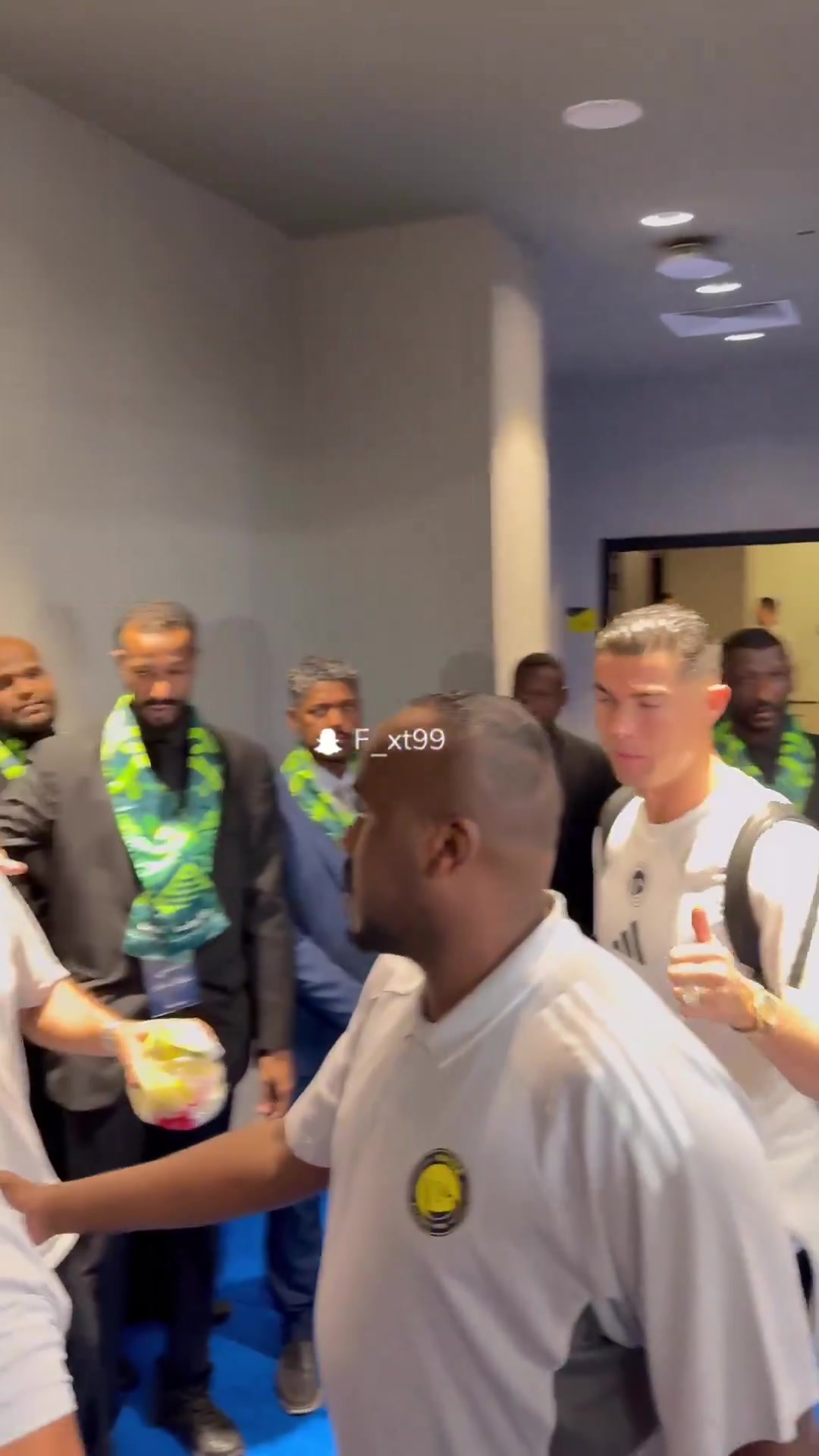 梅西世界杯同款！記者向C羅贈送傳統服飾Bisht，以慶祝沙特國慶日