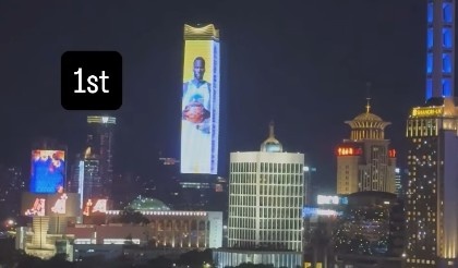 亮相中國上海外灘巨幕！追夢(mèng)：媽媽我做到了 永懷感恩！