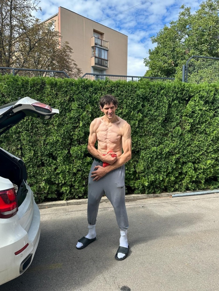 博班曬魔鬼筋肉照并打趣：請叫我李小龍????