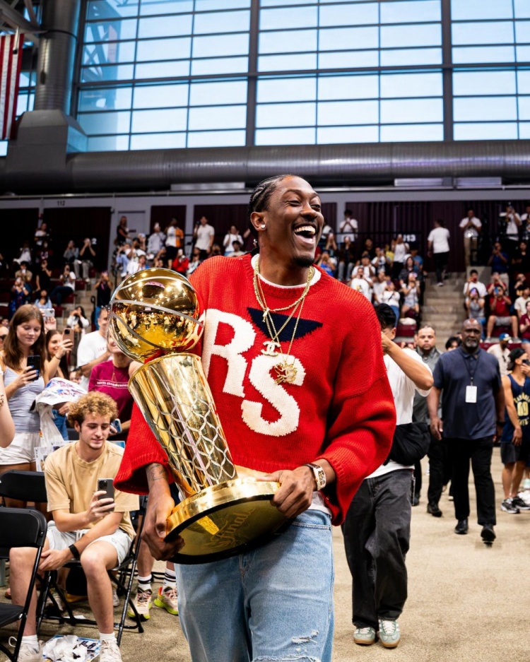 凱旋歸來(lái)！杰倫-威廉姆斯帶著(zhù)總冠軍獎杯重返母校！