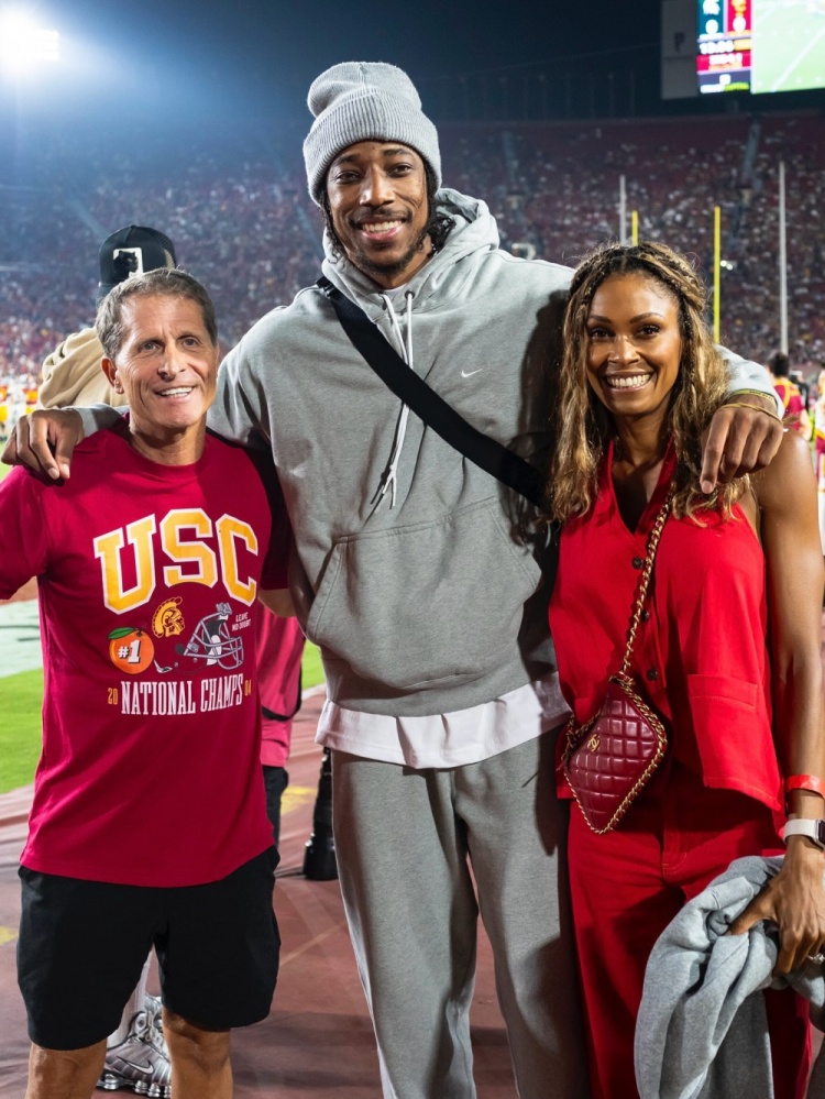 永遠的特洛伊人！德羅贊回母校南加大看橄欖球 與校友開(kāi)心互動(dòng)