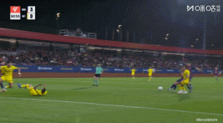 巴薩進(jìn)第三球時(shí)有球迷手持巴勒斯坦國旗沖進(jìn)球場(chǎng)，引發(fā)赫塔菲抗議