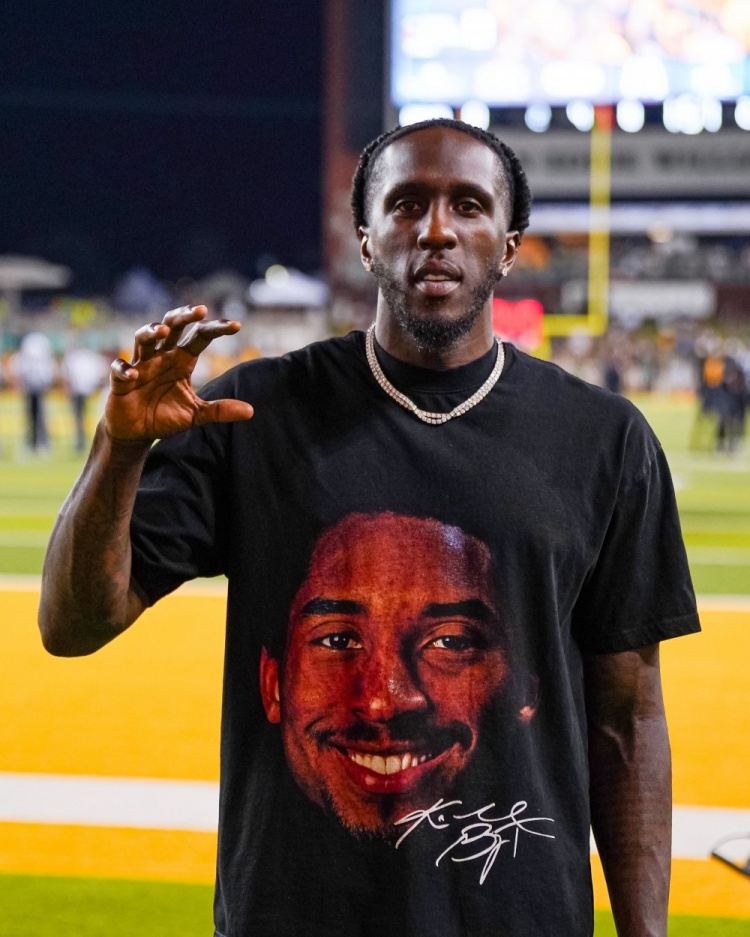 普林斯回母校貝勒大學(xué)參加活動(dòng) 穿著(zhù)一件印有科比照片的T恤