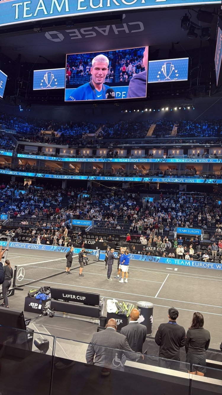 在現場(chǎng)！希爾德在大通中心看阿爾卡拉斯比賽 后者銀發(fā)造型帥氣