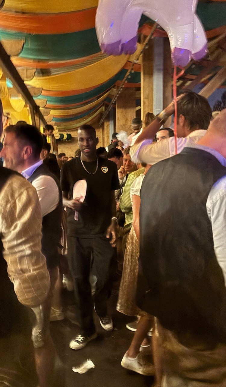 圖片報：周日晚孔帕尼和多名球員私下參加啤酒節，杰克遜身穿常服