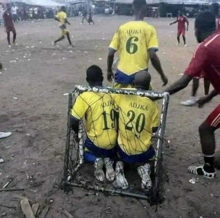 今日趣圖：中鋒踢后衛、禁區擺大巴，瓜帥最終成了穆帥的樣子~