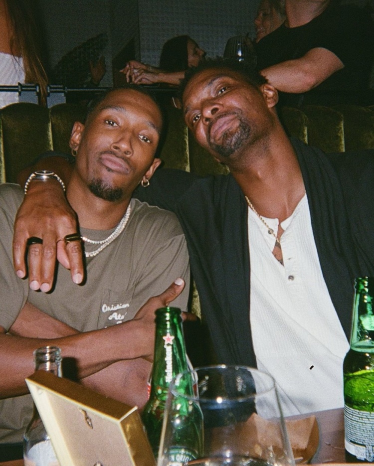 享受生活！約什-理查德森曬和老大哥波什合照！