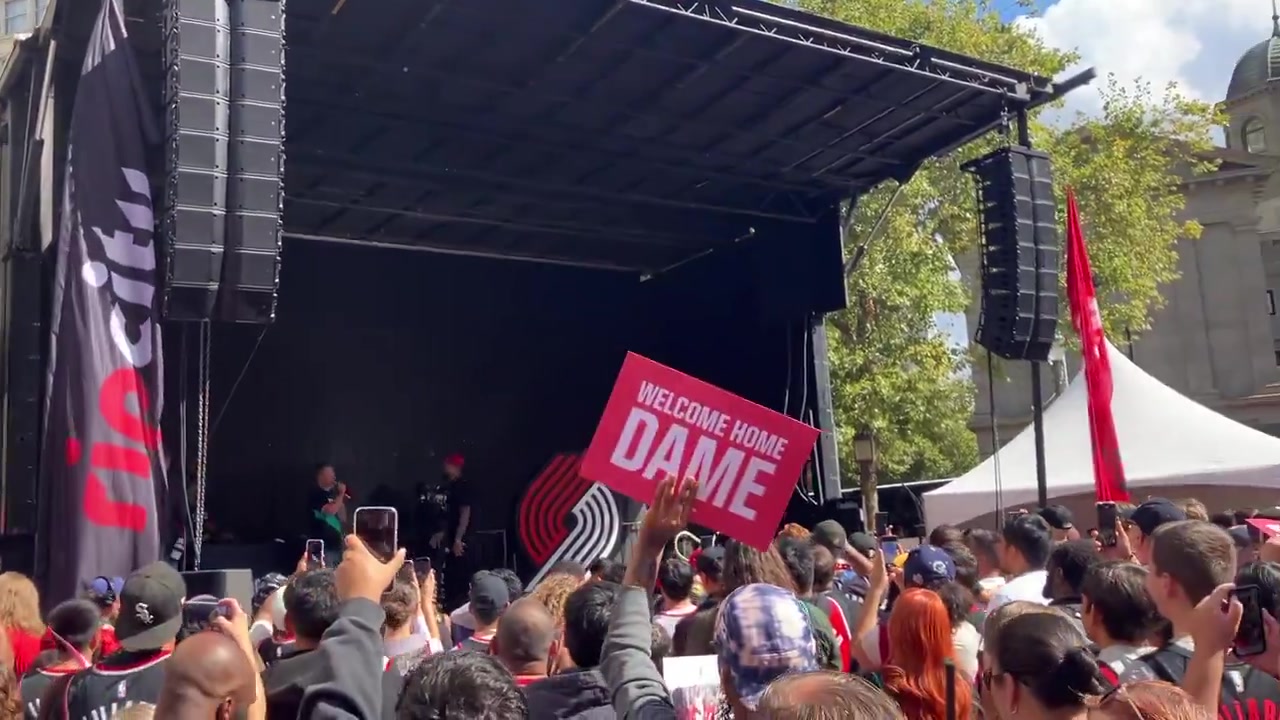 楊瀚森與利拉德?lián)肀?！開(kāi)拓者舉辦活動(dòng) 歡迎35歲利指導回家