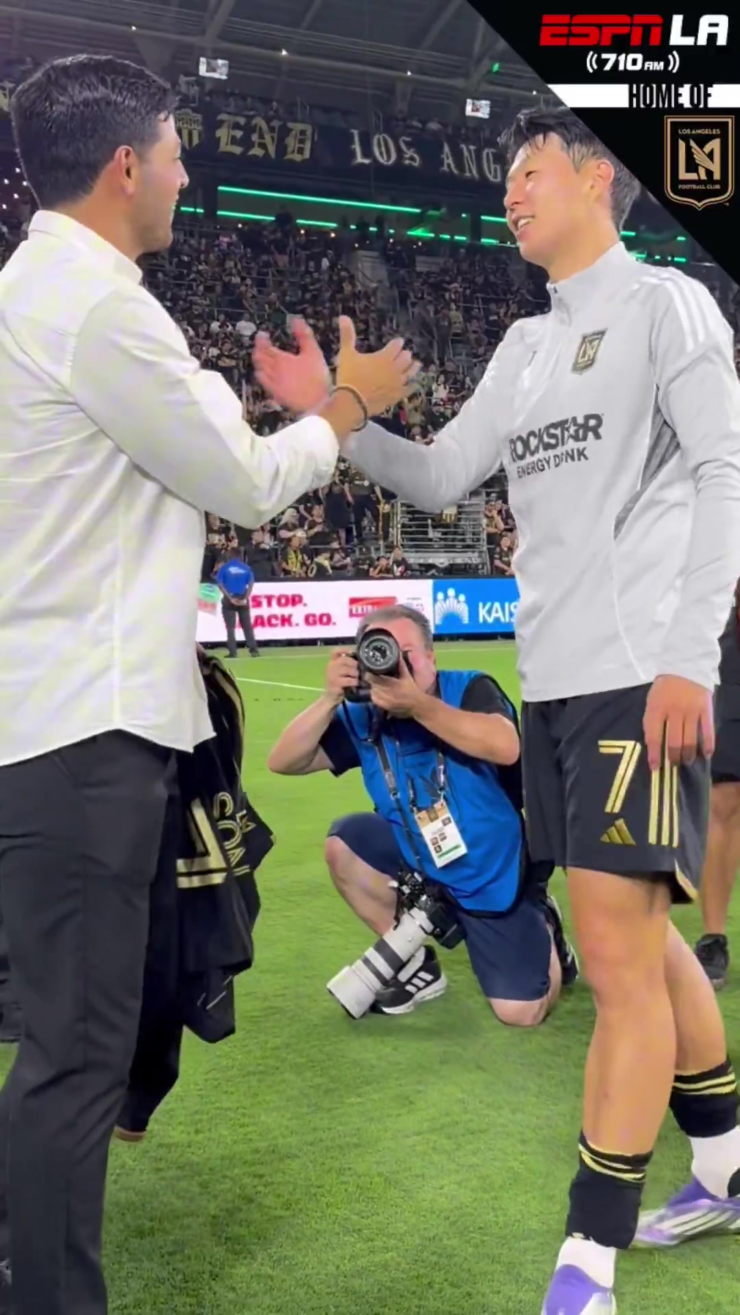 孫興慜賽后與洛杉磯FC名宿卡洛斯-貝拉互動(dòng)，并為他簽名
