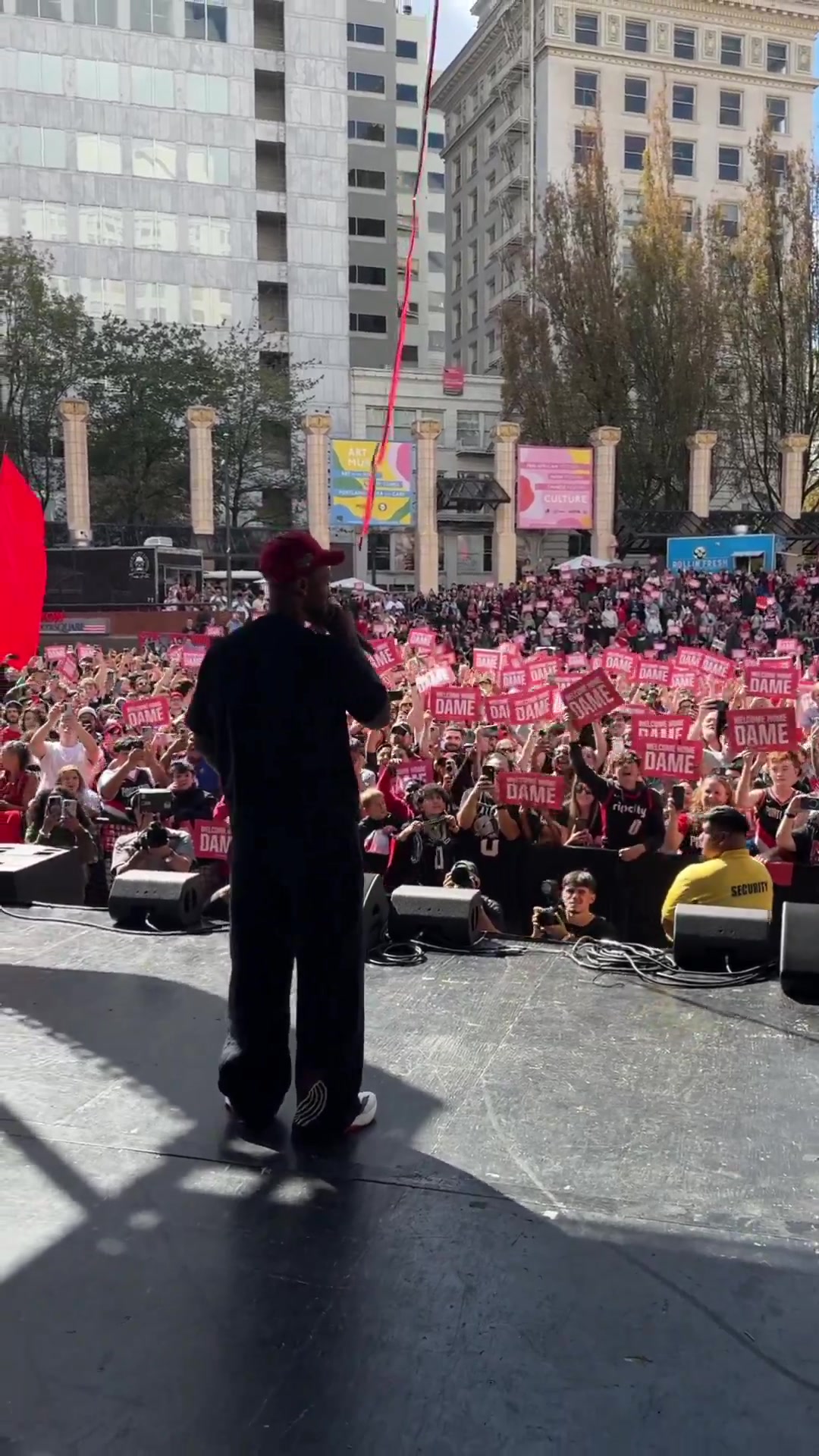 家的感覺(jué)！開(kāi)拓者曬利拉德波特蘭參加活動(dòng)盛況：最甜蜜的重逢??