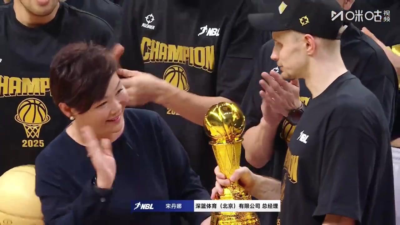 香港金牛3比1長(cháng)沙電信勇勝完成兩連冠 球隊外援厄特爾當選FMVP