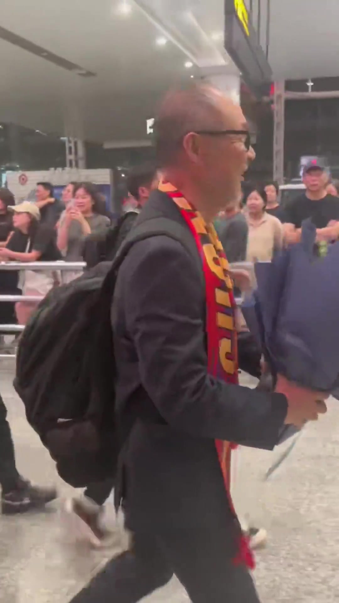 將接手重慶銅梁龍！重慶廣電曬視頻：張外龍已抵達江北國際機場(chǎng)