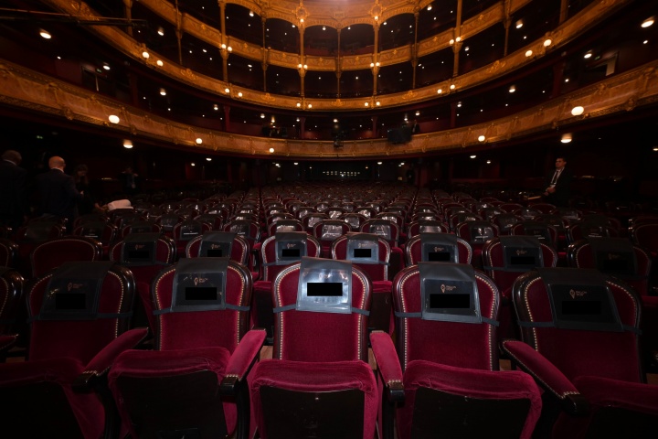 今年誰(shuí)C位？金球獎官方曬照：現場(chǎng)準備就緒，座位名單待揭曉