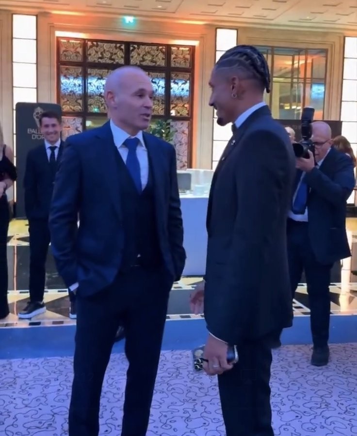 伊涅斯塔現身金球獎頒獎典禮，與拉菲尼亞交談