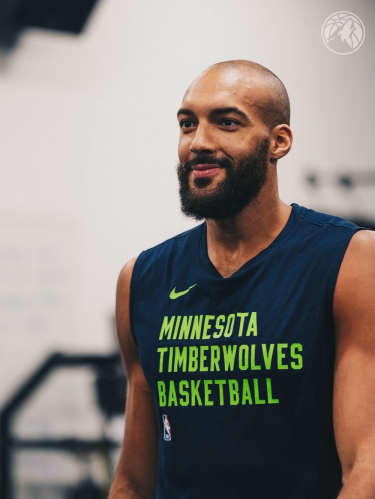 光頭造型引人注目！森林狼官方曬中鋒戈貝爾訓練照