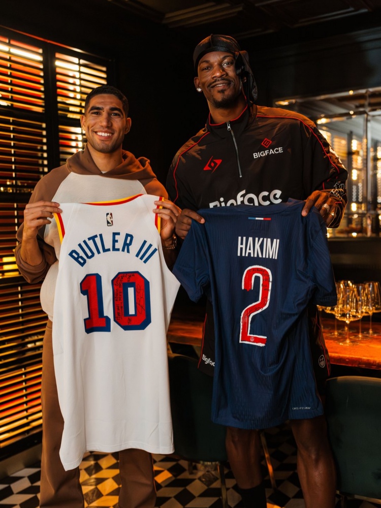 足籃跨界！勇士社媒曬照：巴特勒與大巴黎球星阿什拉夫交換球衣