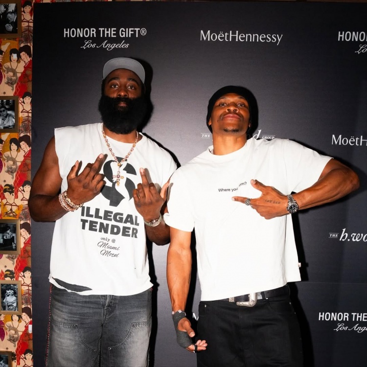 夏天結束了！哈登曬多圖回顧休賽期 其中還有與威少的同框照