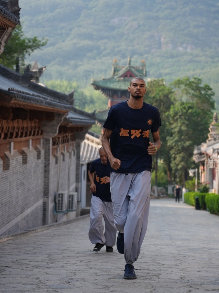 支線(xiàn)任務(wù)結束！馬刺曬組圖回顧文班夏天之旅：封面為少林寺之行