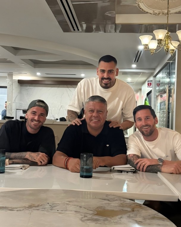 阿根廷足協(xié)主席塔皮亞過(guò)生日，梅西、德保羅參加