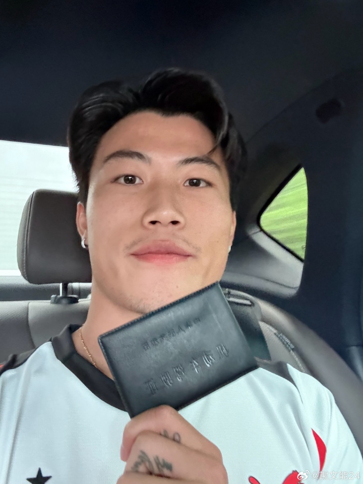 駕考一把過(guò)??24歲謝文能穿米蘭球衣曬駕照：29天 拿下????