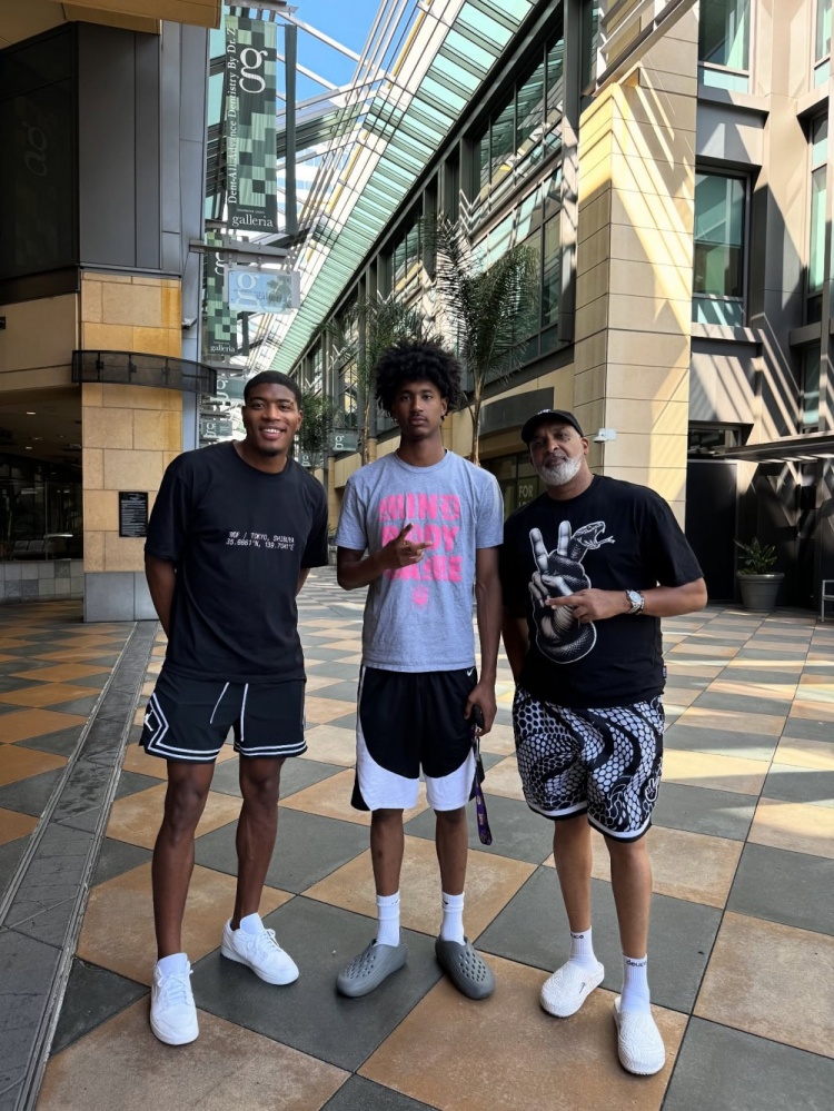 為歸化踩踩點(diǎn)？阿里扎兒子塔基閃現日本 與八村塁&漢迪合影