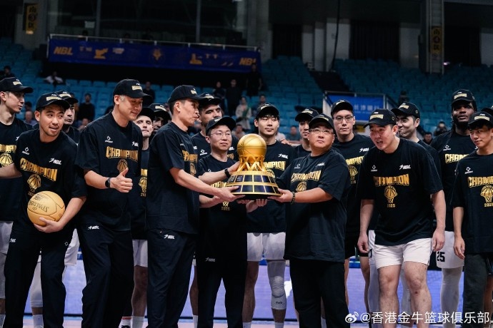 成功衛冕，我們做到了！來(lái)看香港金牛奪冠頒獎圖集！