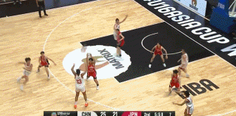 真強硬！U16湯雅童籃下低位接球 轉身硬吃打進(jìn)！