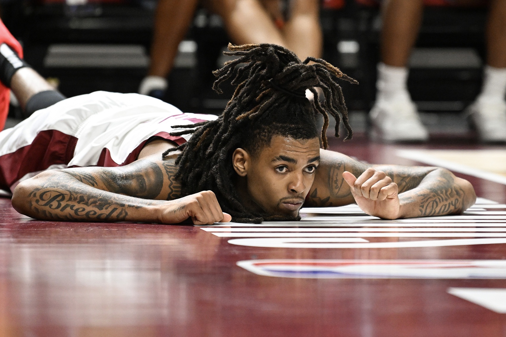 上賽季G聯(lián)盟場(chǎng)均18.6分5.9板！Spears：76人簽下了埃莫尼-貝茨