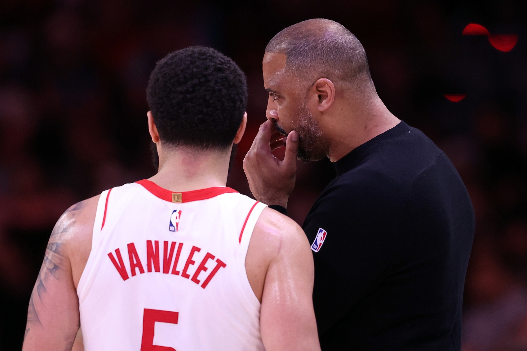 媒體人：范弗里特倒下后火箭幾乎沒(méi)法立刻補救 威少&本西都沒(méi)法簽