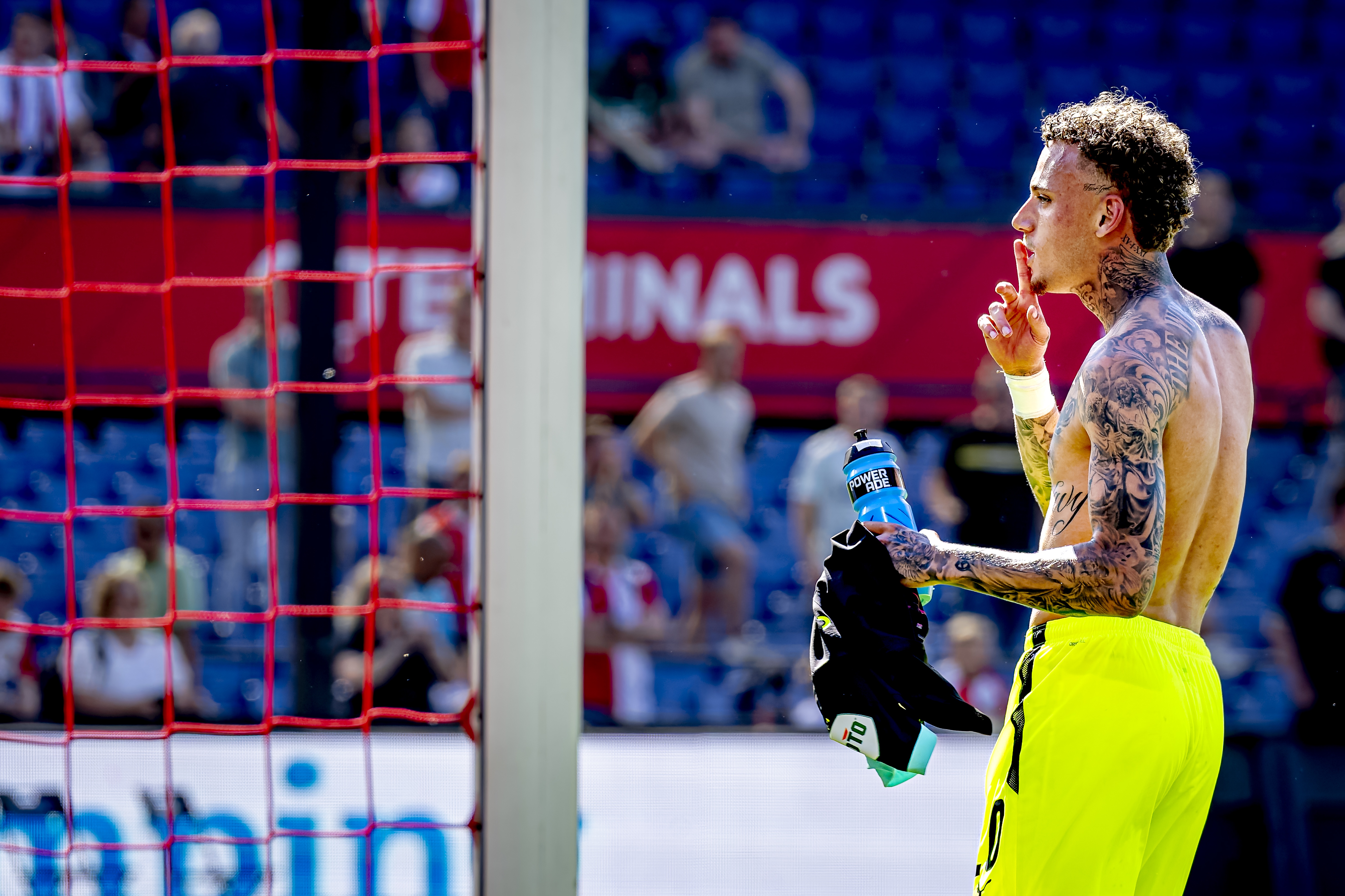 意媒：諾阿-朗因無(wú)緣出場(chǎng)一腳踢飛水瓶，并將訓練背心扔到了空中