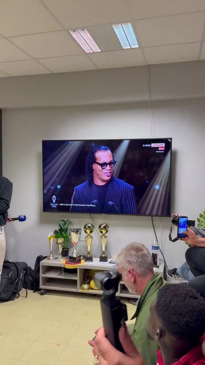 榜樣！登貝萊青訓母隊埃夫勒觀(guān)看金球典禮，官宣后孩子們瞬間沸騰