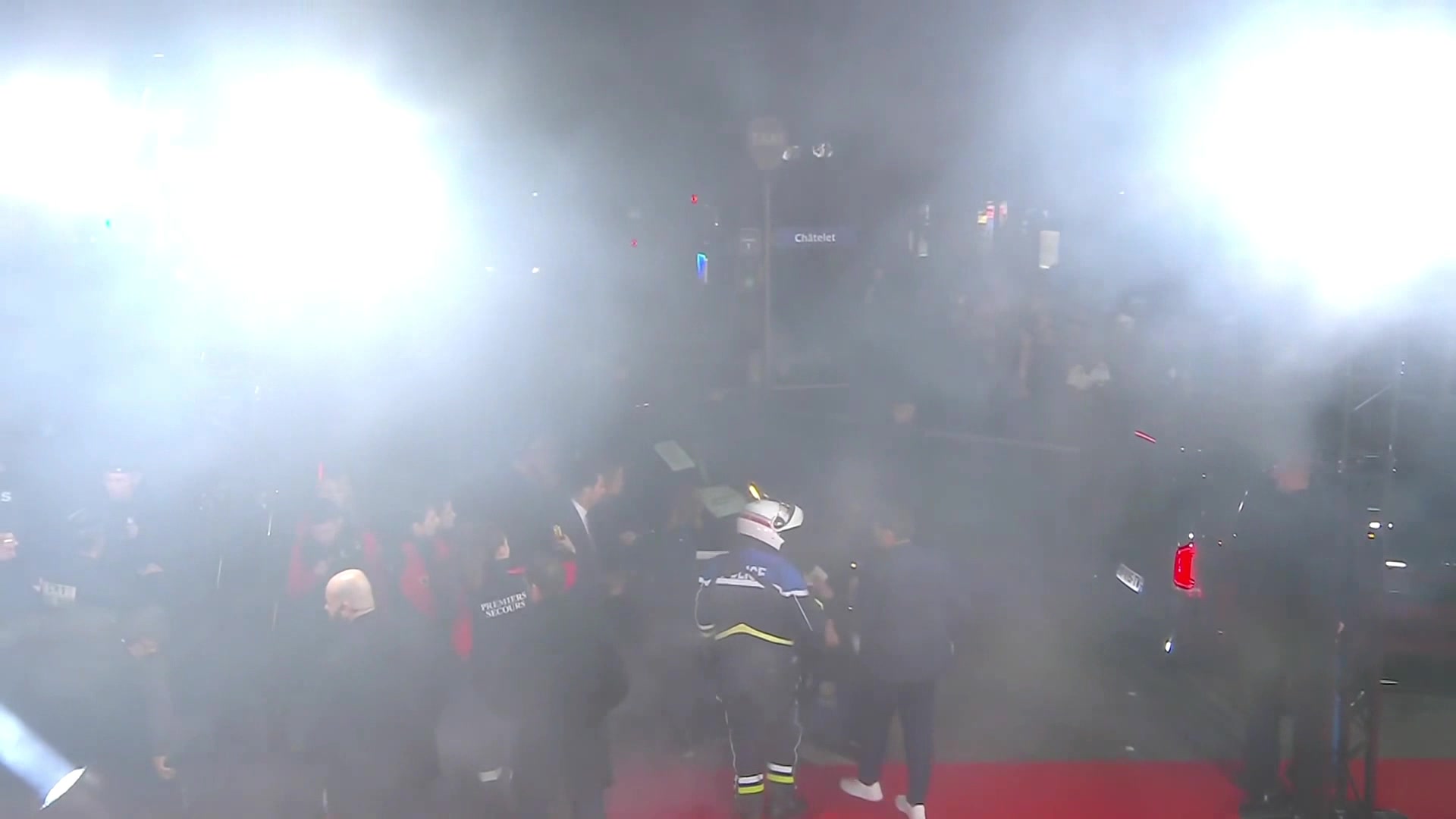 ??金球獎頒獎典禮結束后，場(chǎng)外很多群眾大喊“XX巴薩”