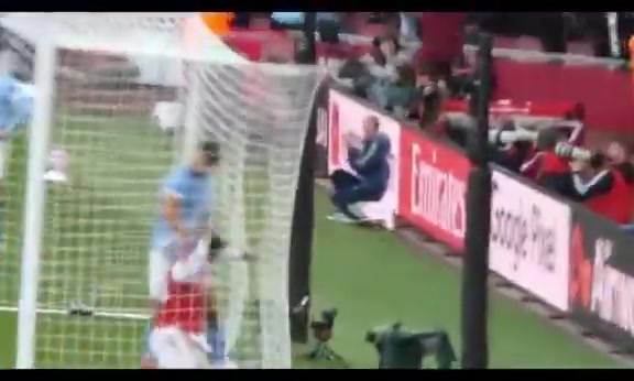 槍手絕平后蘇維門(mén)迪從球網(wǎng)拿球準備開(kāi)球，被魯本·迪亞斯一把拽倒