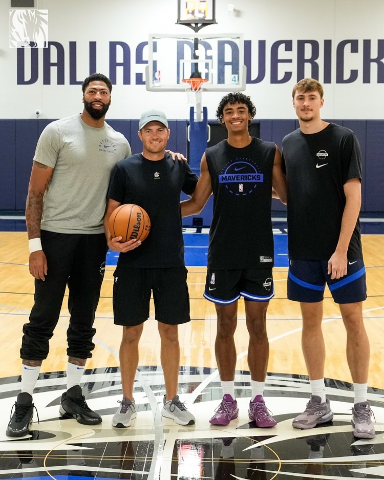 喬丹-斯皮思探營(yíng)獨行俠 并與濃眉&弗拉格&克里斯蒂等人合影