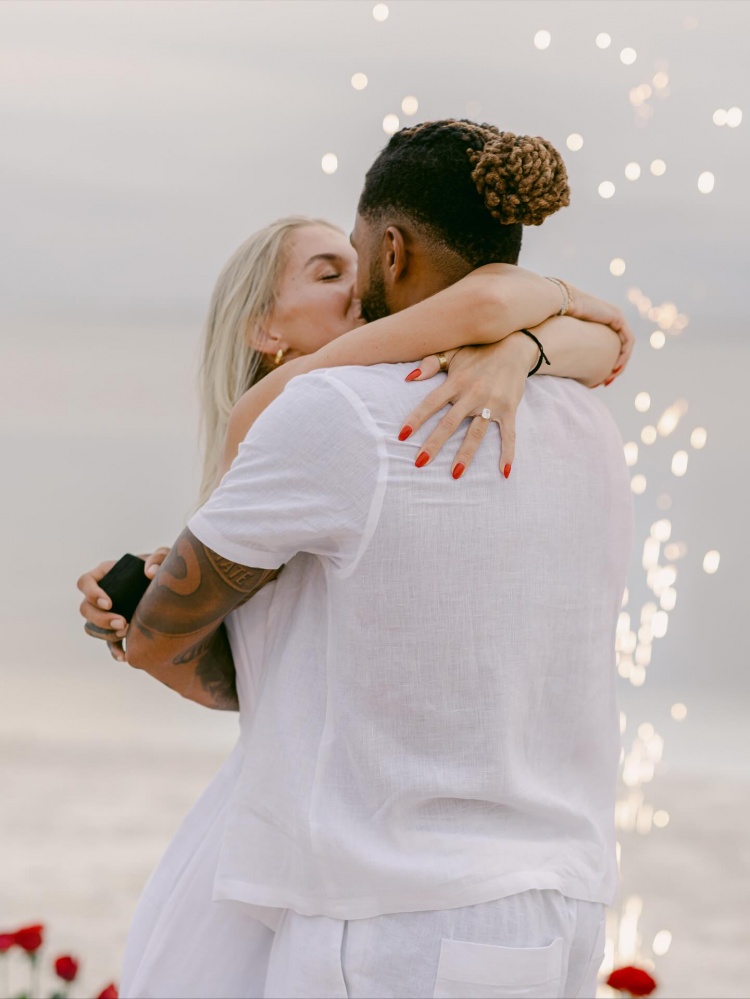 浪漫沙灘見(jiàn)證！拉塞爾向女友求婚成功！