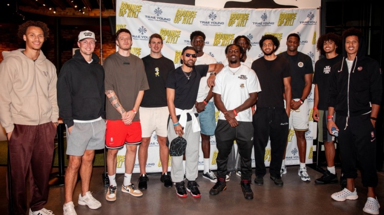 籃球場(chǎng)外繼續配合！老鷹隊友參加特雷-楊基金會(huì )匹克球活動(dòng)