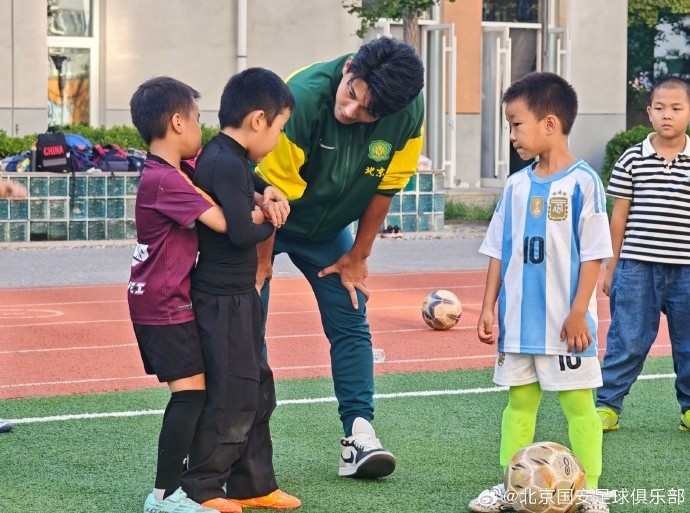 國安球員走進(jìn)北京小學(xué)翡翠城分校，開(kāi)展足球公益課活動(dòng)